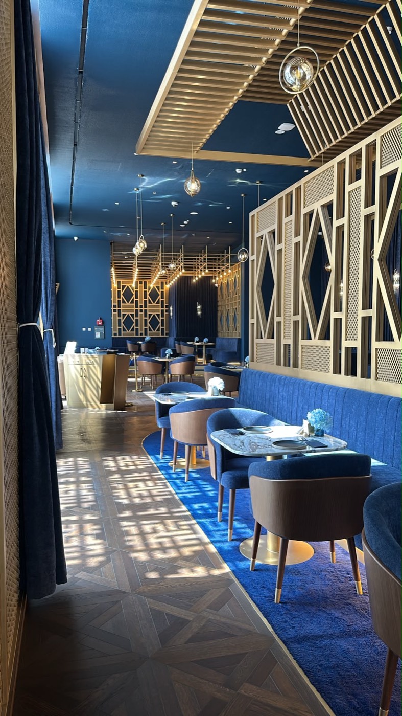 The dining room and its blue carpet